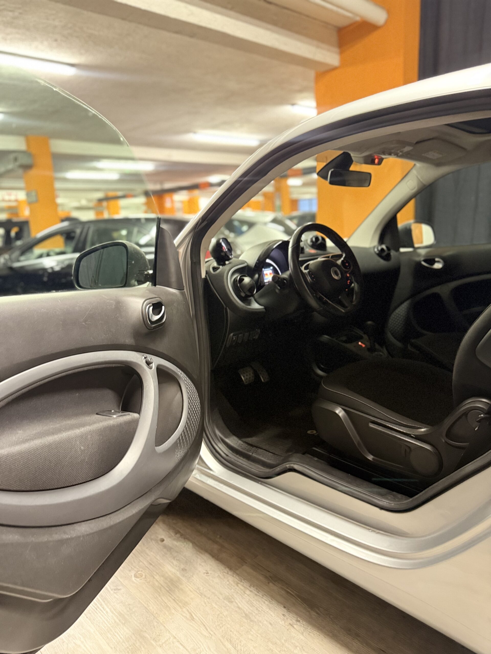 BELLISSIMA SMART FORTWO ADATTA A NEOPATENTATI CON TETTO PANORAMICO CON SOLI 69.625 km