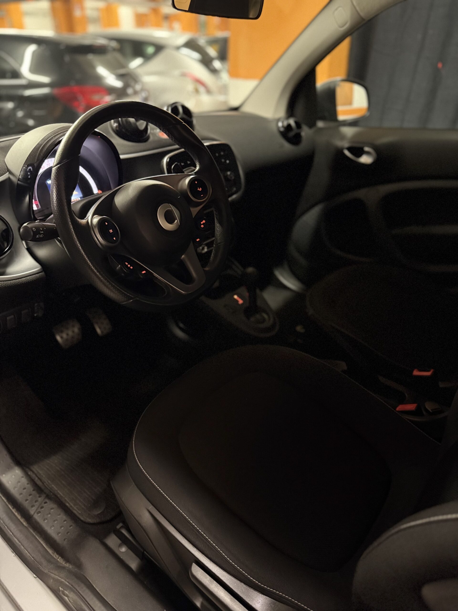 BELLISSIMA SMART FORTWO ADATTA A NEOPATENTATI CON TETTO PANORAMICO CON SOLI 69.625 km