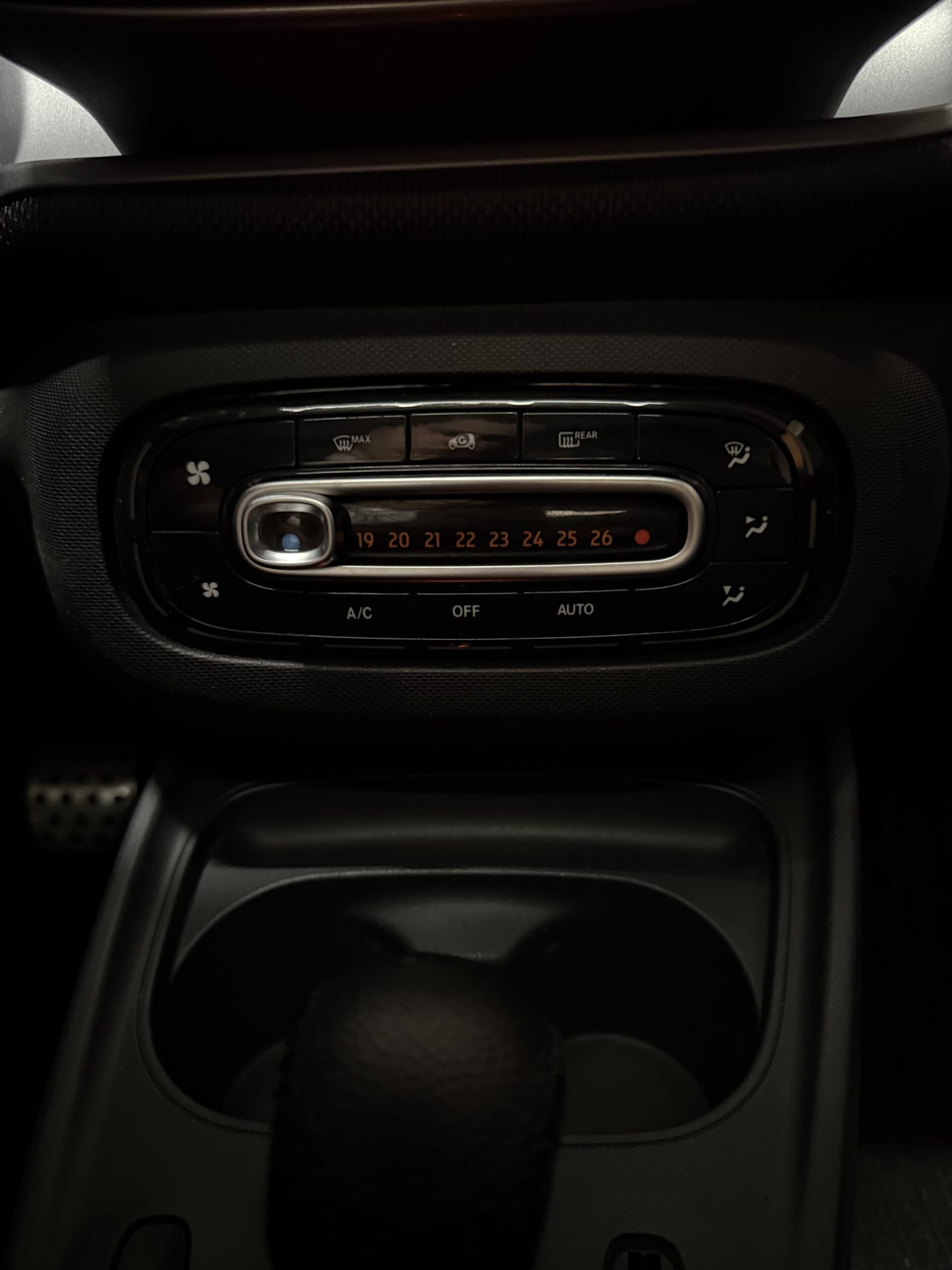 BELLISSIMA SMART FORTWO ADATTA A NEOPATENTATI CON TETTO PANORAMICO CON SOLI 69.625 km