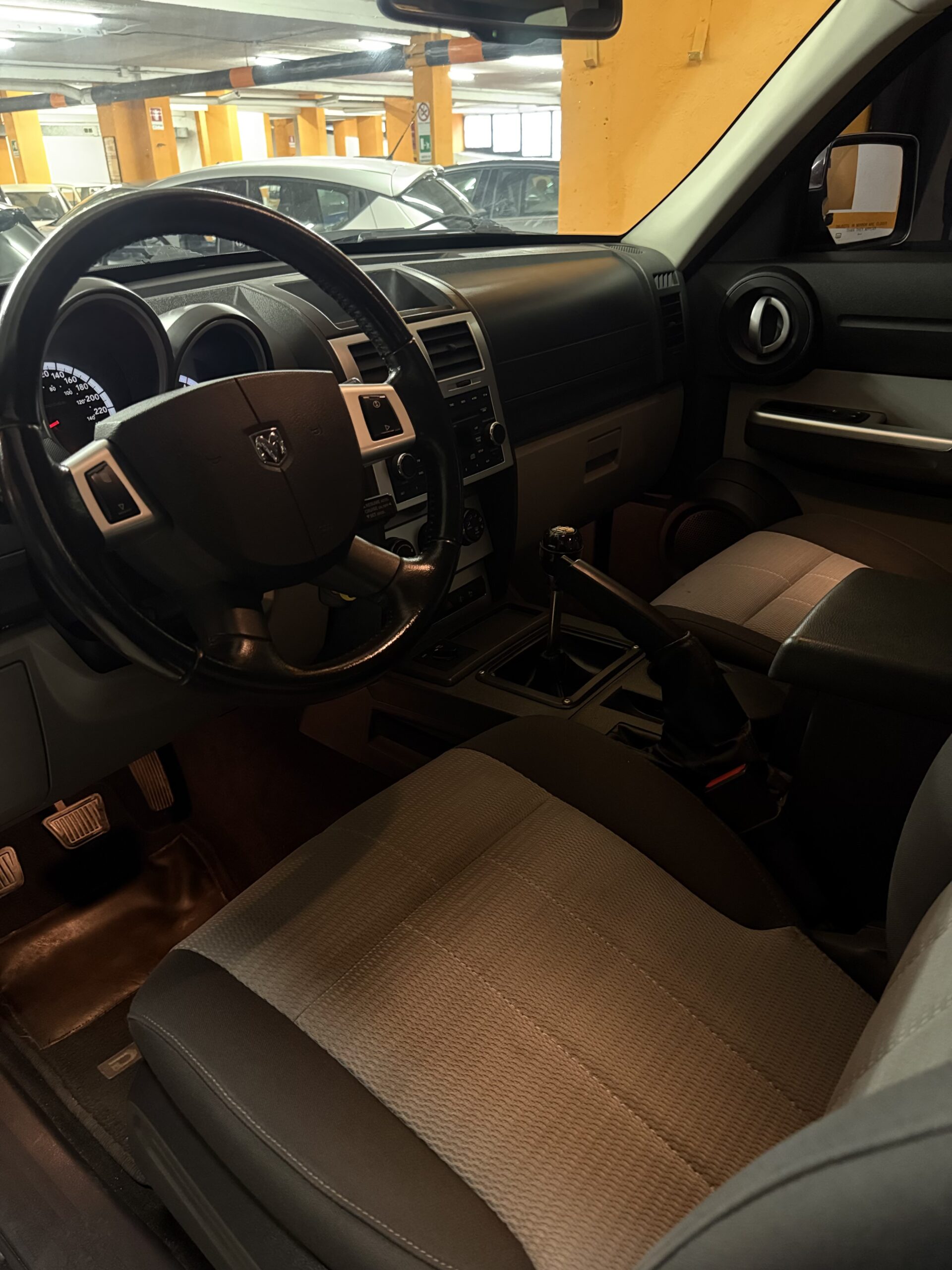 STRAORDINARIO DODGE NITRO 4x4 CON CAMBIO MANUALE